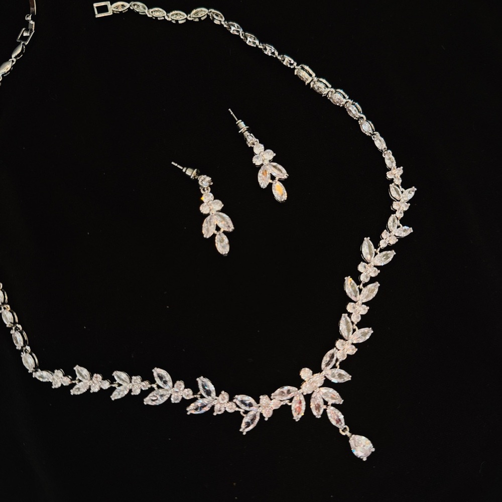 Elegant Silver Leaf Necklace and Earring Set
